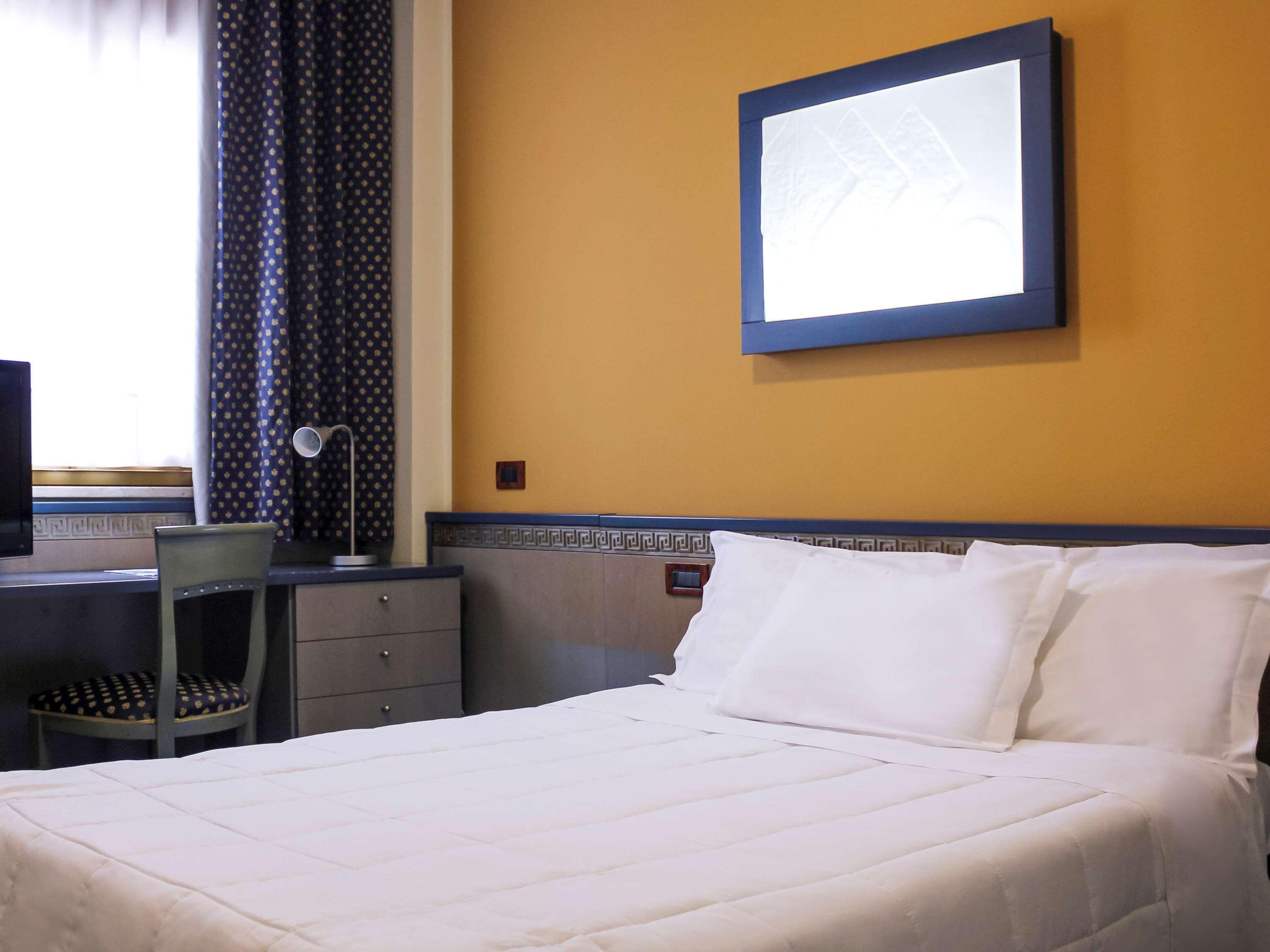Hotel Ibis Styles Palermo President Exterior foto