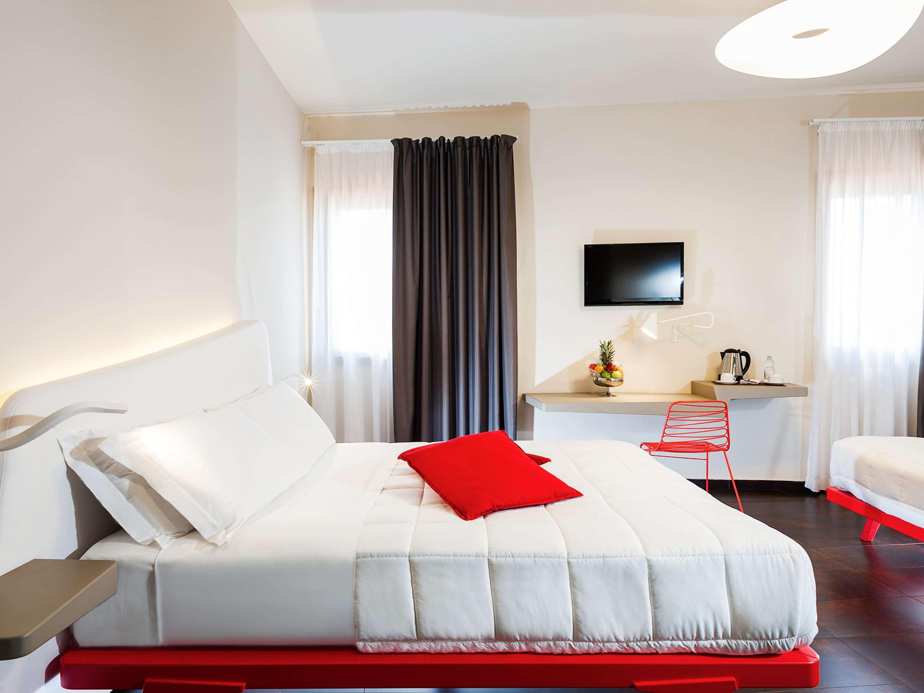 Hotel Ibis Styles Palermo President Exterior foto