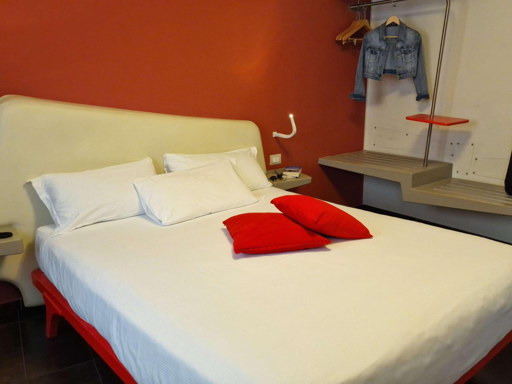 Hotel Ibis Styles Palermo President Exterior foto