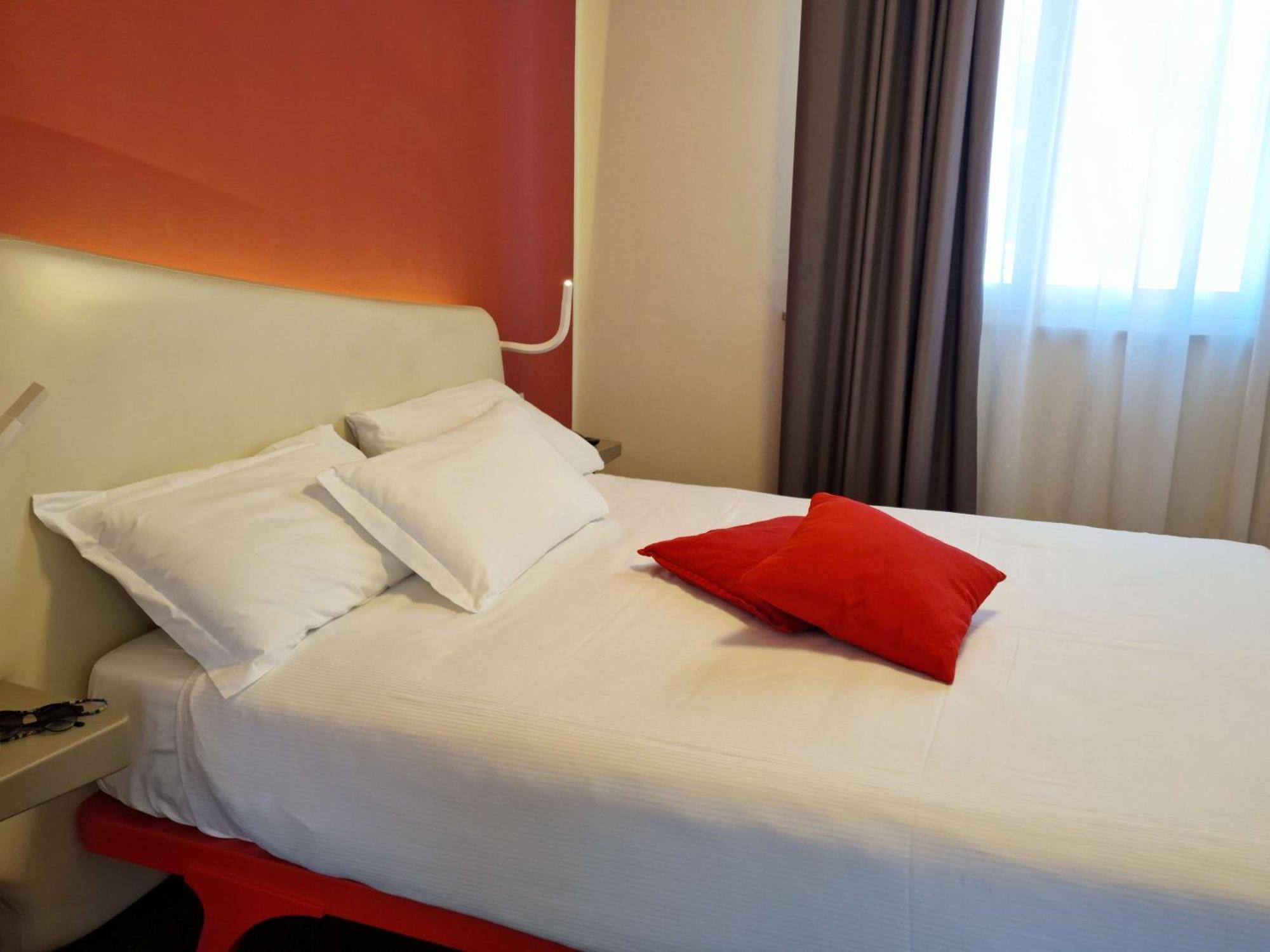 Hotel Ibis Styles Palermo President Exterior foto