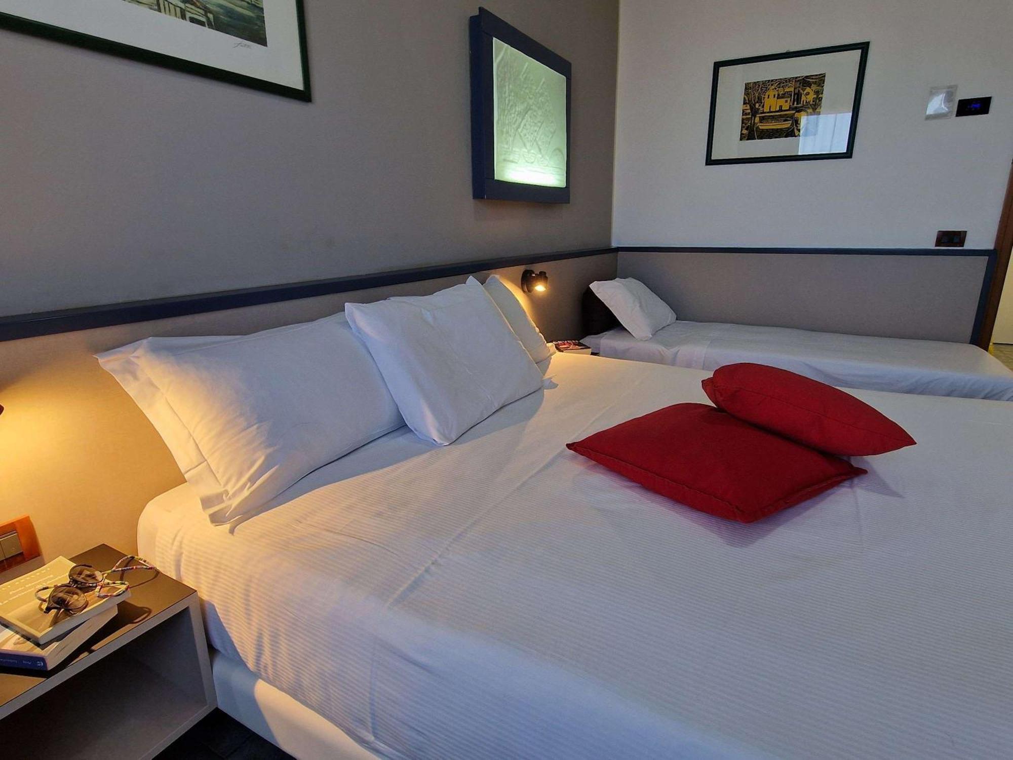 Hotel Ibis Styles Palermo President Exterior foto
