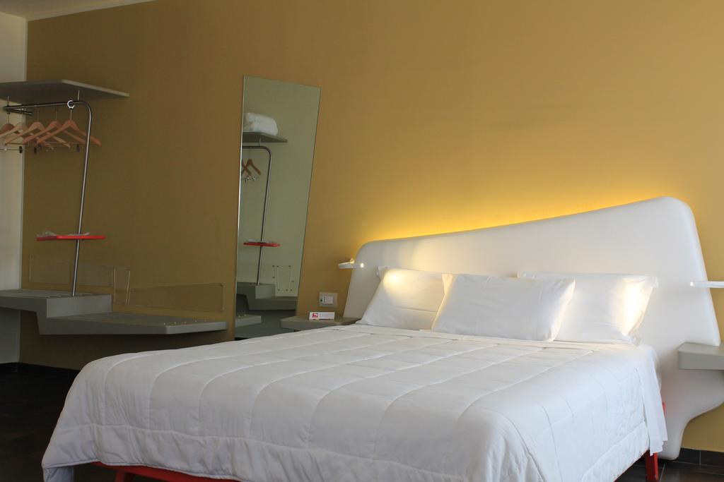 Hotel Ibis Styles Palermo President Exterior foto